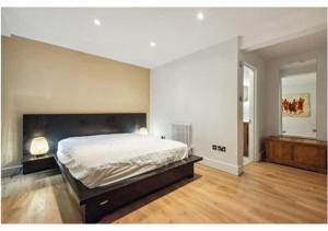 Кровать или кровати в номере Chic Putney 2BR Flat where Comfort Meets Location
