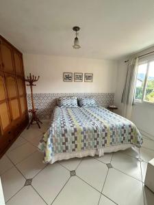 una camera con un letto con una trapunta sopra di Cantinho na Serra a Teresópolis
