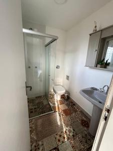 W łazience znajduje się prysznic, toaleta i umywalka. w obiekcie Cantinho na Serra w mieście Teresópolis