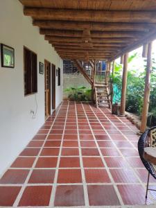 una veranda con pavimento in mattoni e soffitto in legno di Cabaña Buenos Aires a Palomino