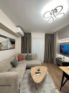 una sala de estar con un sofá y una mesa en Glenis Luxury Apartment, en Durrës