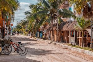 ein Fahrrad, das am Straßenrand geparkt ist in der Unterkunft El CORAZÓN MEXICAN0 in Holbox