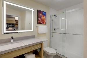 y baño con aseo, lavabo y ducha. en Candlewood Suites Lexington, an IHG Hotel, en Lexington