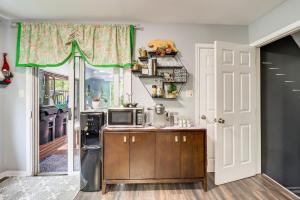 una cocina con microondas en una barra y una puerta en Long Pond Home with Hot Tub about 8 Mi to Kalahari!, en Long Pond