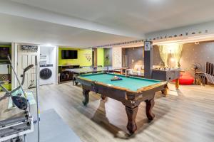 Una sala de estar con una mesa de billar. en Long Pond Home with Hot Tub about 8 Mi to Kalahari!, en Long Pond