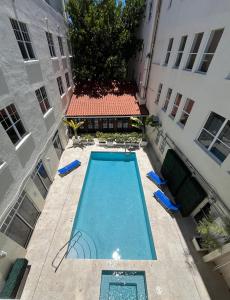 an overhead view of a swimming pool between two buildings at Shaomi South Beach in Miami Beach