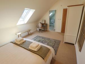 ein Schlafzimmer mit einem Bett mit zwei Handtüchern darauf in der Unterkunft The Forge in Grimsby