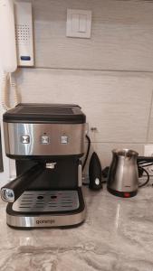 a coffee maker sitting on top of a counter at Plavi Tirkiz in Pančevo