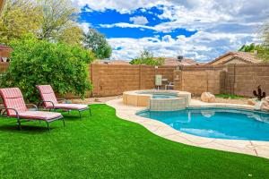 Hồ bơi trong/gần Local Living in Apache Junction