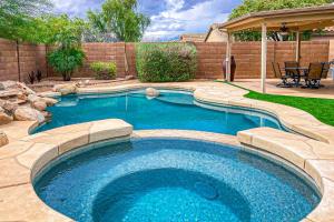 Hồ bơi trong/gần Local Living in Apache Junction