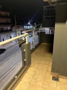 - Balcón con vistas a una calle de la ciudad por la noche en CALIFORNIA DEPARTAMENTO en Posadas