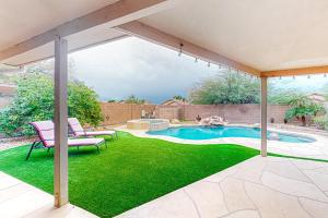 Hồ bơi trong/gần Local Living in Apache Junction