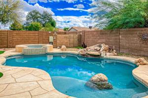 Hồ bơi trong/gần Local Living in Apache Junction