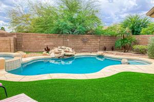Hồ bơi trong/gần Local Living in Apache Junction