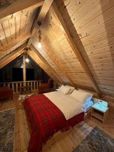 Postel nebo postele na pokoji v ubytování Fırtına suit bungalov