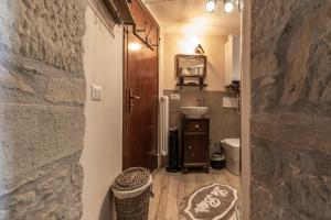 un piccolo bagno con lavandino e servizi igienici di Centro Storico Sestola Wifi e Netflix a Sestola