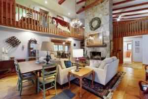 una sala de estar con un sofá y una mesa en Merrywoode, en Lake Toxaway