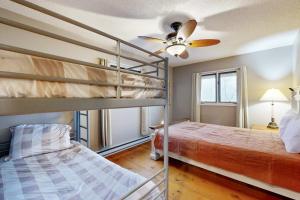 Un dormitorio con dos literas y un ventilador de techo. en Merrywoode, en Lake Toxaway