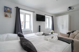 1 dormitorio con 2 camas y sofá en Wachau Oase Stillvoll mit Terrasse, en Mautern
