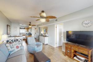 uma sala de estar com um sofá e uma televisão de ecrã plano em The Landing 203 by Meyer Vacation Rentals em Gulf Shores
