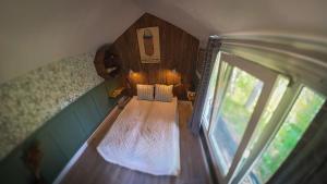 Postel nebo postele na pokoji v ubytování Kārkliņi Tiny House & Camping