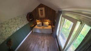 einen Blick über ein Schlafzimmer in einem winzigen Haus in der Unterkunft Karklini glamping in Cēsis