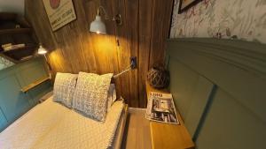 Postel nebo postele na pokoji v ubytování Kārkliņi Tiny House & Camping