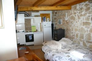 Kuchyňa alebo kuchynka v ubytovaní Studio Apartment La Maison de Catherine