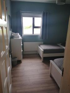 ein kleines Zimmer mit 2 Betten und einem Fenster in der Unterkunft Parkhill House Self Catering in Ballyshannon