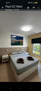 プラヤ・デル・イングレスにあるStylish Apartmentのベッドルーム1室(ベッド1台、タオル2枚付)
