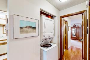a laundry room with a washer and a dryer at Howdy Hermosa in Durango +42 photos