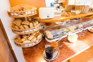 eine Theke mit Körben mit Brot und anderen Lebensmitteln in der Unterkunft Hotel am Friedensplatz in Stuttgart