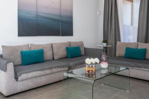 a living room with a couch and a glass table at Casa Daniela Lanzarote piscina climatizada, barbacoa y wifi free in Tahiche