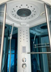 a ceiling with a shower in a boat at Wohlfühloase in der City in Luckenwalde
