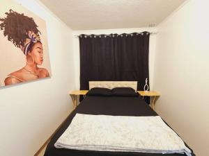 a bedroom with a bed and a painting on the wall at Apartamentos y Habitaciones Privadas in Antofagasta