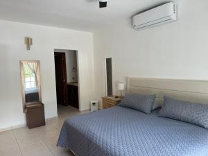 une chambre avec un lit avec des draps bleus et une fenêtre dans l'établissement Amplio departamento en 5ta av, à Playa del Carmen 16 autres photos