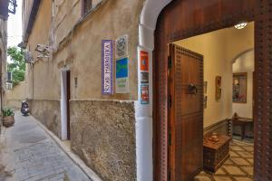 una entrada a un edificio con una puerta abierta en Ryad Mabrouka, en Fez