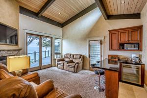 un soggiorno con un divano e un tavolo di Oceanfront Dream Hideaway and Retreat a Gualala