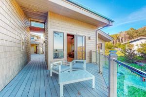 un portico con due sedie e una piscina di Oceanfront Dream Hideaway and Retreat a Gualala