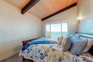 una camera da letto con un letto con vista sull'oceano di Oceanfront Dream Hideaway and Retreat a Gualala Altre 68 foto