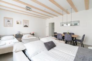 a room with two beds and a table with chairs at Wachau Familienoase / 60m² / Gartenparadies in Mautern