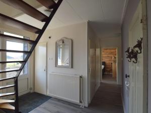 einen Flur mit einer Treppe in einem Haus in der Unterkunft Cozy Holiday Home in Nistelrode with Garden in Nistelrode