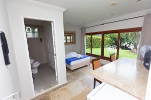 Cama ou camas em um quarto em Wafeh Pampulha Suítes