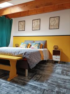 Au Grain De Sel... في جرويسان: غرفة نوم بسرير مع اللوح الأمامي الأصفر