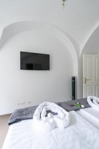 - une chambre avec un lit et 2 serviettes blanches dans l'établissement Wachau Ruhepol / 45m² / Idyllisch mit Gartenterrasse, à Mautern