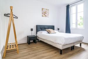 a bedroom with a bed and a wooden floor at Petit coin de nature au coeur de Tours in Tours