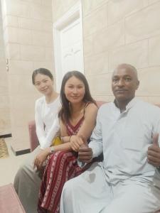 un hombre y dos mujeres sentados uno al lado del otro en ABU Guest House, en Asuán