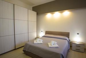 a bedroom with a bed with two towels on it at Casa A&F in Torricella