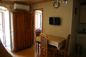 Televízia a/alebo spoločenská miestnosť v ubytovaní Studio Apartment La Maison de Catherine