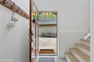 un pasillo con una puerta que conduce a un garaje en The Coyote, en Saugatuck 38 fotos más